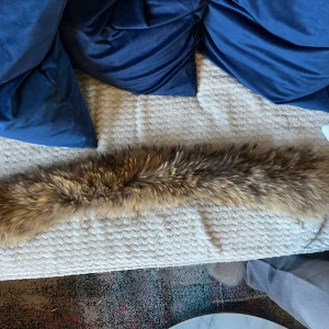 Äkta päls till jacka  - Äkta päls till jacka aldrig använd  Köpt för 2500kr Pris kan diskuteras 