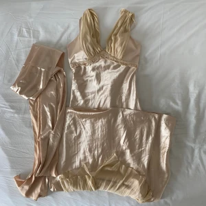 Underbar långklänning balklänning vintage - Med pärldetaljer och inlägg vid brösten. Perfekt balklänning! Storlek S på lappen men är mer som M. Overall väldigt bra skick men har några få lösa trådar o liknande, DM för bild (eller mått/mer info/bild på annat). Säljer bara pga behöver pengarna 💋