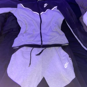Nike tech dress 500 - Byxorna strolek medium tröjan storlek xs Andvänt skick