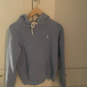 Ralph lauren hoodie - Jättefin Ralph lauren hoodie som säljs då den är för liten. Den har använts men har inga som helst märken💕Jag skrev att den var xxs då den är lite i storleken✨