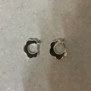 & Other stories örhängen - Endast testade! Såå fina örhängen från & Other Stories✨