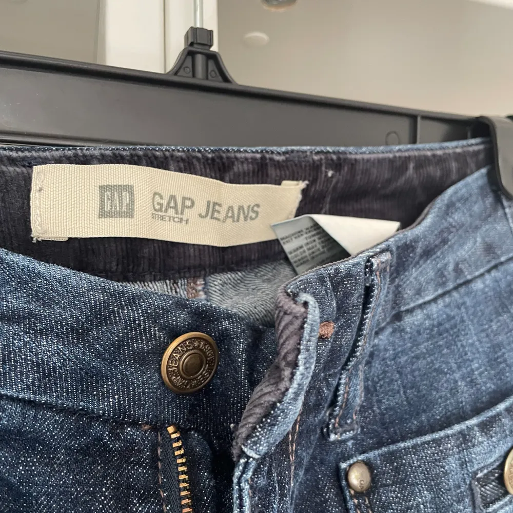 Super snygga low waist jeans ifrån Gap!😍😍 super fina detaljer på framfickorna💓storlek s. Jeans & Byxor.