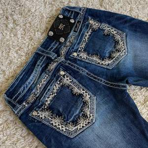 Mörkblåa Miss Me jeans i lågmidjad och bootcut modell med snygga detaljer bak och fram. 🤍 Innerben: 78cm, midja rakt över: 35cm. De är uppsydda för att passa någon runt 167cm (som jag). 🫶 Perfekt skick! 🐚