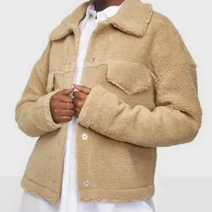 Säljer denna super fina Teddy kappa då den inte längre används💗köpare står för frakt och pris kan diskuteras!!