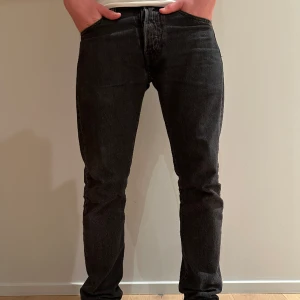 Levis jeans 501 - Levis jeans 501 i storlek W29 L32 dom är väldigt snygga och sitter bra. Modellen är 178 och väger 68 kg. Nypris 1200kr och mitt pris 600 kr. Köppppp!!😀