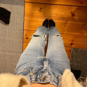 Högmidjade jeans💙 - Säljer dessa högmidjade blåa jeansen från Gina Tricot då de är för små för mig, använda ett fåtal gånger och i bra skick! Är 165 cm lång💕🥰