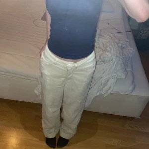 Kostymbyxor  - Krämvita kostymbyxor. De är i Manchester material och de är väldigt bekväma. Jag måste rensa garderoben så därför säljer jag. De är i storleken 34, men jag skulle säga att de är aningen små i storleken. Kontakta för ytterligare bilder och innan köp 💗