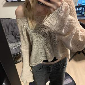 Beige offshoulder hålstickad tröja🎀 Storlek L men passar S/M snyggt som oversize! Svarar gärna på frågor om mått, prisförslag osv❤️