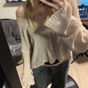 Off-shoulder topp - Beige offshoulder hålstickad tröja🎀 Storlek L men passar S/M snyggt som oversize! Svarar gärna på frågor om mått, prisförslag osv❤️