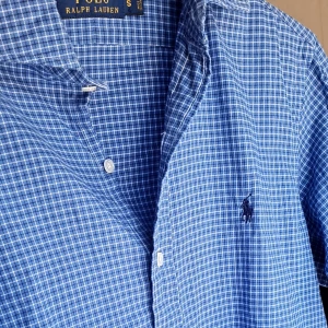 Ralph lauren flanell - Tunn flanellskjorta. Väldigt bra skick, storlek S, nypris 1599 mitt pris 299.  Färg visas bäst på första bilden. Hör av dig för funderingar