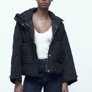 Vår jacka - Köpt på zara för 700kr, finns ej kvar längre. Den är i nyskick, enda defekten är spännet i armen (sista bilden) kom med prisförslag 🩷