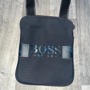 HUGOBOSS BAG - Axelväska från Hugo Boss, storleken är justerbar och nypriset ligger på 2000, går ej att få tag på längre.