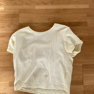 T-shirt  - Gul t-shirt, i storlek L