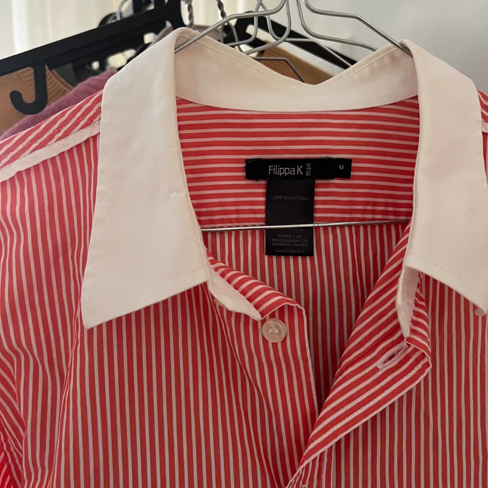 Röd vit randig skjorta från Filippa K, normal i storleken och i fint skick! Priset kan diskuteras vid en snabb affär. Skjortor.