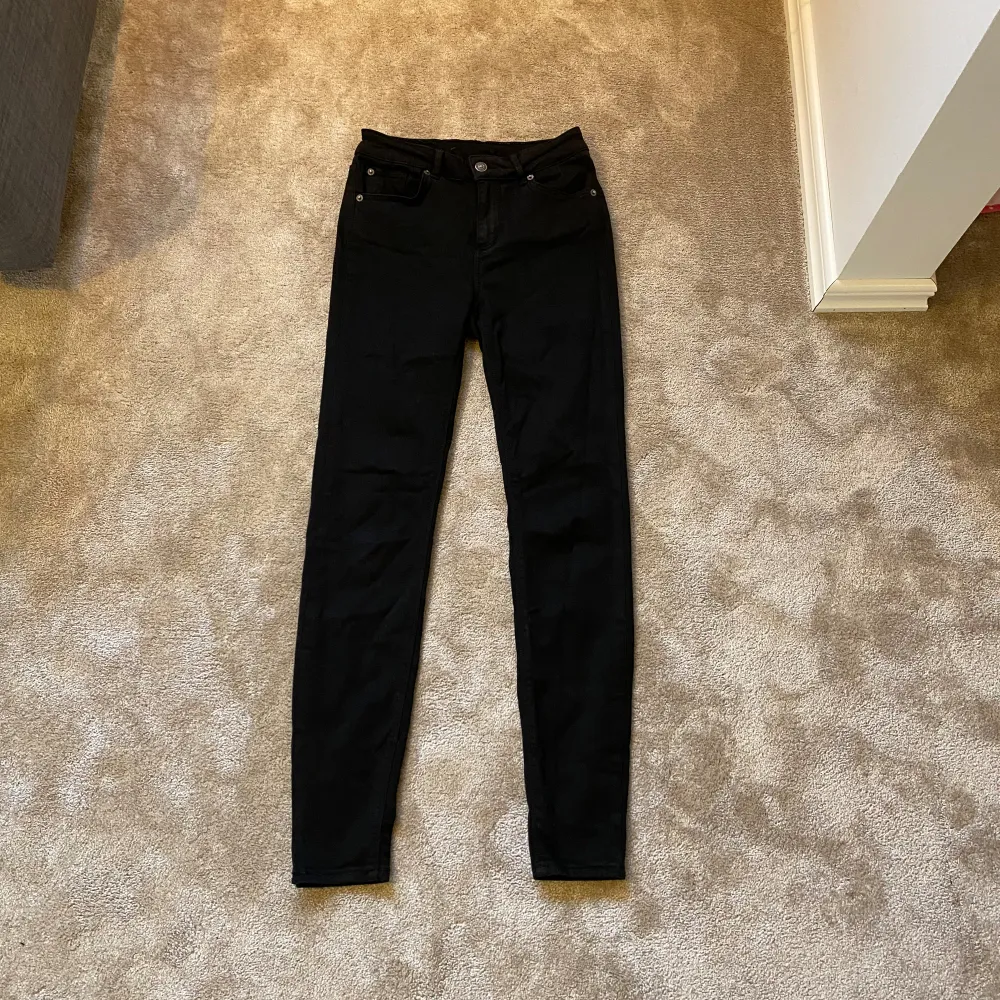 Svarta jeans🖤Jätteskönt Material!🖤. Jeans & Byxor.