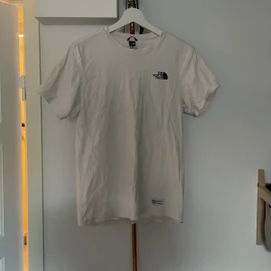 North face T-shirt  - Säljer en north face t shirt, fick den förra julen och den har knappt kommit till användning. 