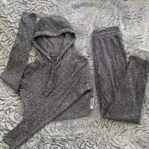Gymshark slounge cropped hoodie & slounge leggings i färgen ”charcoal marl”. Hoodie med huva strl: S Leggings strl: XS  Mycket fint skick! ✨