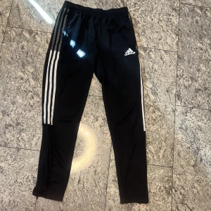 Adidasbyxor  - Adidas byxor köpt för 499 oanvända träningsbyxor