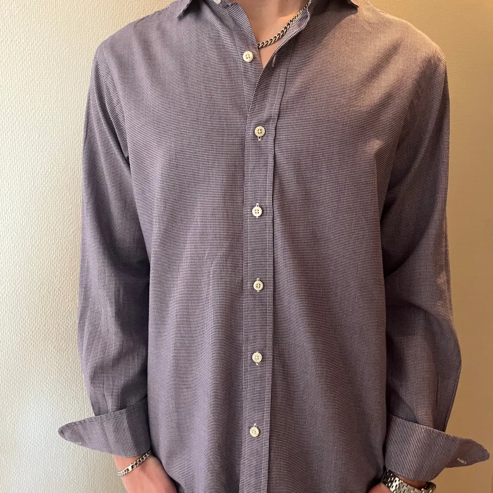 🟦 säljer denna extremt snygga Polo Ralph Lauren skjorta i storlek M. Skick: 9/10. Priset är inte hugget i sten. Tveka inte att höra av er vid frågor eller behov av fler bilder! 🟦. Skjortor.