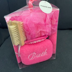 Dusch skönhets produkter  - Fancy!! Ni kan köpa det till er själva eller som present till någon ni älskar. Oanvänd (såklart). Som alltid, priser kan alltid diskuteras 