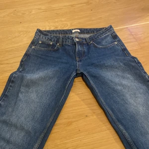 Low waist jeans❣️ - Nelly Low Rise bootcut jeans i storlek 36/S Använda men inga defekter, säljs då dem inte passar längre🌟 Nypris 599kr. Midjemått rakt över-42 Innerbenslängd- 85