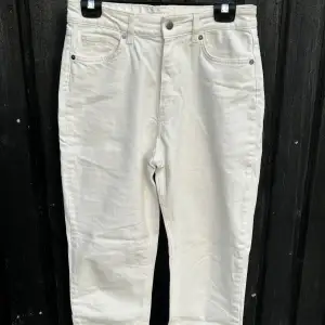 Vita Jeans som är använda fåtal gånger och är köpta på Hm för 299 kr och säljer byxorna för 90kr