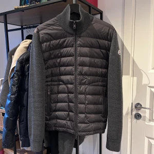 Moncler Cardigan - Moncler cardigan i nyskick, storlek L passar M, nypris 10.000kr mitt pris 4800 sek men tar emot rimliga bud. Över 60 refs finns! 