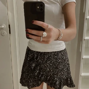 Volangkjol - Så fin volangkjol, perfekt nu till sommaren ❣️10/10 skick