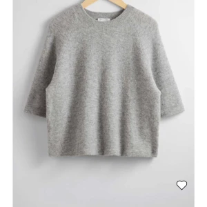 Other stories tröja  - Säljer då den inte kommer till användning längre. Köptes för 690kr. Den har en liten defekt längre ner på tröjan ett väldigt litet hål, men inget som märks💗