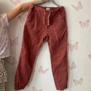 Newbie byxor 122 - Lite tjockare byxor i manchester-material från Newbie. Reglerbar midja. Aldrig använda.