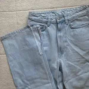 Snygga visa jeans med slits från weekday i modellen rowe🩵