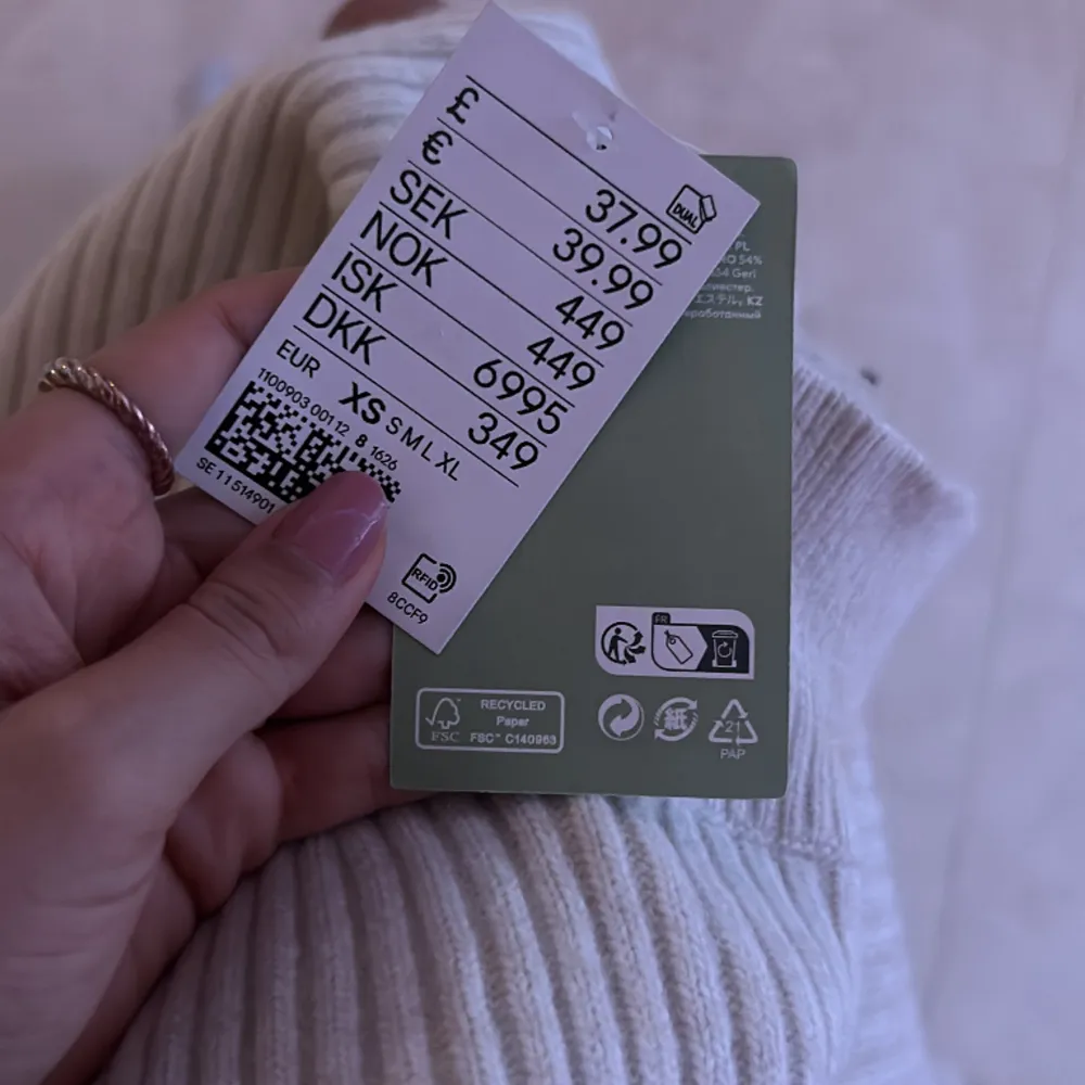 Super mysig Ribbad, beige/krämig klänning. Aldrig använd endast provad. Prislappen sitter kvar💞. Mekot.