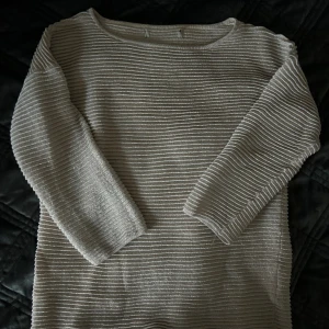 Trekvartsärmad tröja  - Fint skick! Hör av er om ni har frågor, och kan tänka mig att gå ner i pris! Har klippt av lappen men den är från märket reserved