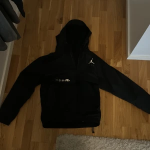 Air Jordan jacka - Säljer min är Jordan vind jacka. Det är en half zip med en ficka i mitten av jackan. Den är i väldigt bra skick. Pris går att diskutera. Ny pris ca 1300