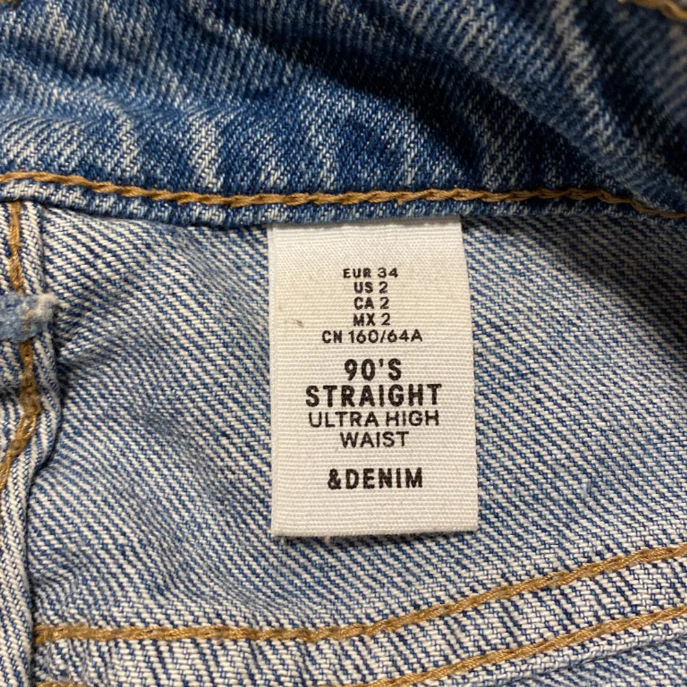 Har egentligen ingen aning vart dessa jeans är ifrån, står bara att märket heter &Denim. Har inte använts på länge och har passformen straight. Hör av dig vid fler frågor 💕. Jeans & Byxor.