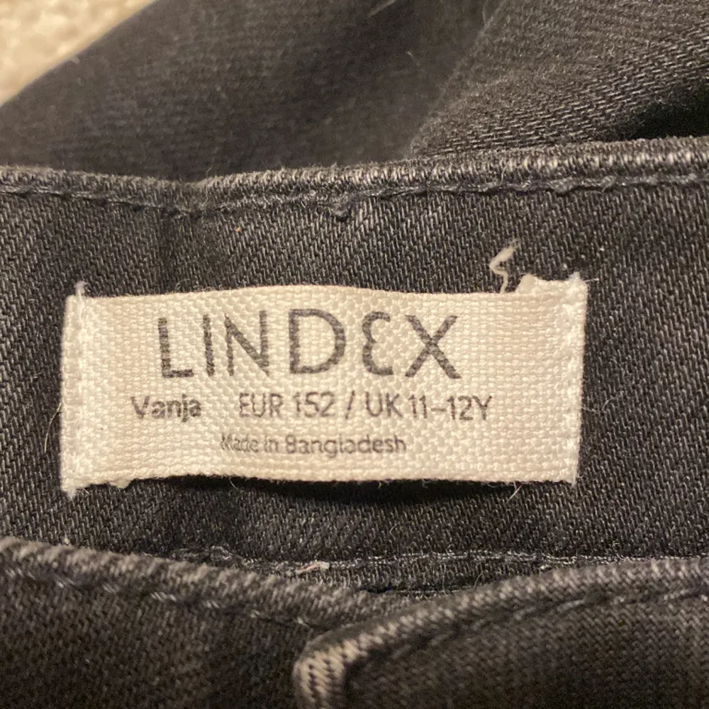 Säljer mina gamla jeans. De har nästan aldrig kommit till användning och kände att det var dax att sälja dem. Har passformen straight och är i storlek 11-12 år.💕. Jeans & Byxor.