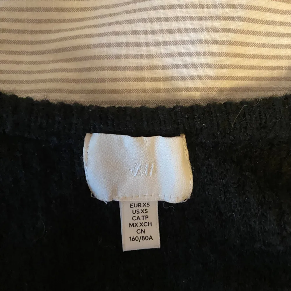 Suuuper fin svart stickad tröja från H&m som tyvärr inte kommer till användning. Den är i strl Xs och är helt oanvänd, nyskick💗Hör av dig vid frågor! (Köpt för 329 kr, pris kan diskuteras) ❗️säljer även en likadan tröja i vitt, kolla profilen❗️. Stickat.