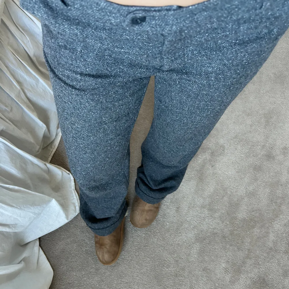 Ett par grå kostymbyxor från Nygårdsanna! Dem är i storlek 34, men ganska stora i storleken☺️ snygga till klackar! Dem är långa på mig som är 168💕. Jeans & Byxor.