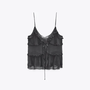 svart zara blus med volanger - svart blus från zara med volanger, jättefin! Priset går alltid att diskutera