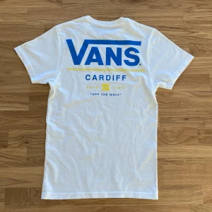 Vans t shirt - En cool Vans t shirt som är helt oanvänd. Storlek XS men passar även S. Skriv privat för mer info ❤️