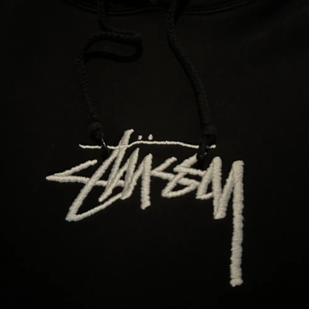 Svart stussy hoodie med sydd logotyp på bröstet. Storlek S, men sitter hyfsat oversize.  Nypris ~ 1300+. Hoodies.