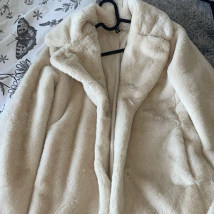 Fluffig kappa  - Nytt skick, använder inte så mycket som jag trodde jag skulle göra därför säljer jag det. Storlek XXS. Från H&M. 