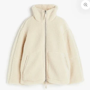 Teddyjacka - Mysig vit teddyjacka! Snöret på dragkedjan är lite trasig men går nog att lösa ganska lätt💕 Aldrig använd