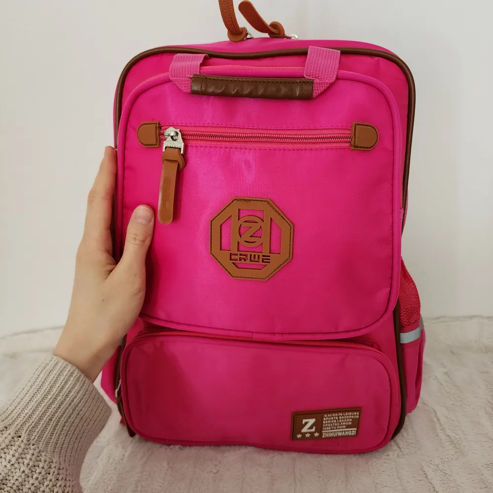 Helt ny och oanvänd ryggsäck i rosa. . Väskor.
