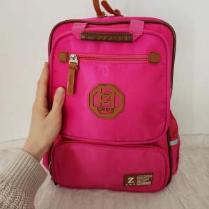 Helt ny och oanvänd ryggsäck i rosa. 