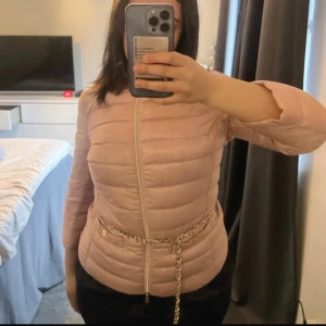 Herno - Säljer min älskade herno pga att jag tröttnat på den! Helt nytt skick bara använt ett par gånger fick i födelsedagspresent för ca 7 månader sen så inte använt så mycker nypris 5000kr❤️❤️