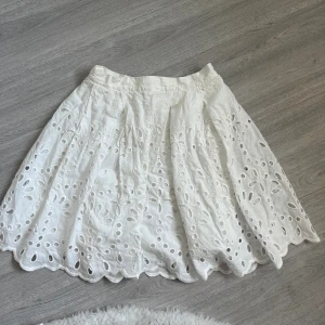 Somrig kjol - Säljer denna super gulliga vita kjolen då den inte passar mig. 