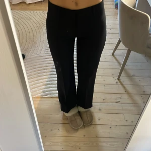 Kostymbyxor  - Lågmidjade kostymbyxor, knappt använda, kommer ej till användning då dom inte sitter som jag vill. Bra i längd på mig som är 172 men lite för stora i midjan. Priset kan gå att diskutera