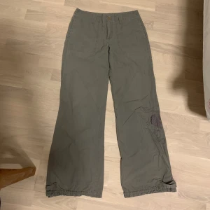 Gröna cargos - Khakigröna cargos med coola detaljer på benen🎀 Storlek 34 men passar mig som är S/M i byxor. Svarar gärna på frågor om mått, prisförslag osv❤️