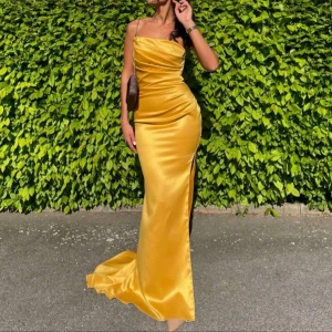 Balklänning - Säljer min underbara balklänning som inte kommer att komma till användning för mig igen. Fin kvalitet och sitter som en smäck, justerbar i ryggen med knytning så den funkar för 34/36. Använd fåtal timmar. Köpt för 4500 säljer för 2100